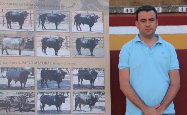 El alcalde de Cuéllar, Carlos Fraile, con el cartel de la feria taurina..