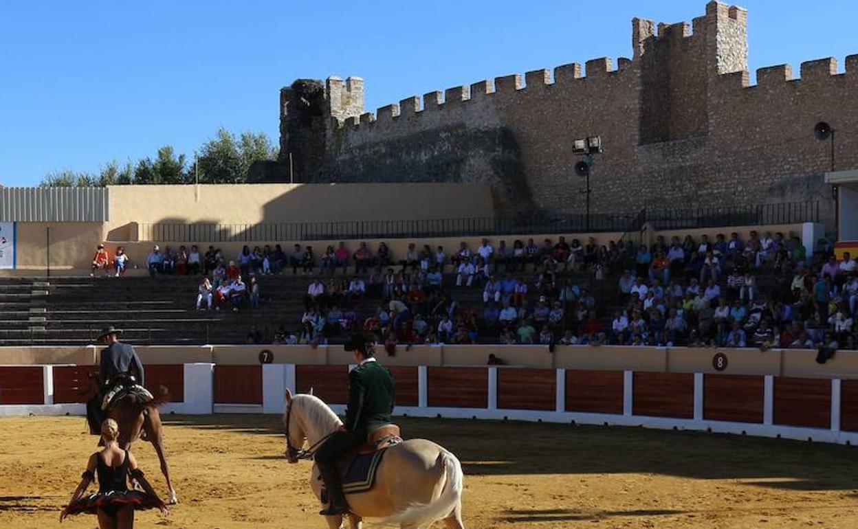 Actuación ecuestre por parte de Único Centauro en la plaza de toros de Olmedo, Valladolid. 