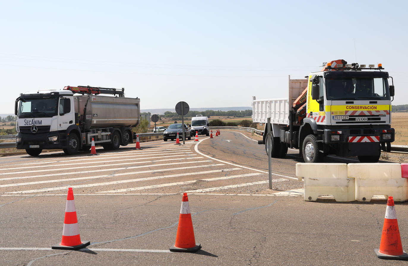 Fotos: Corte de tráfico en la A-67 a la altura de Frómista en sentido Palencia