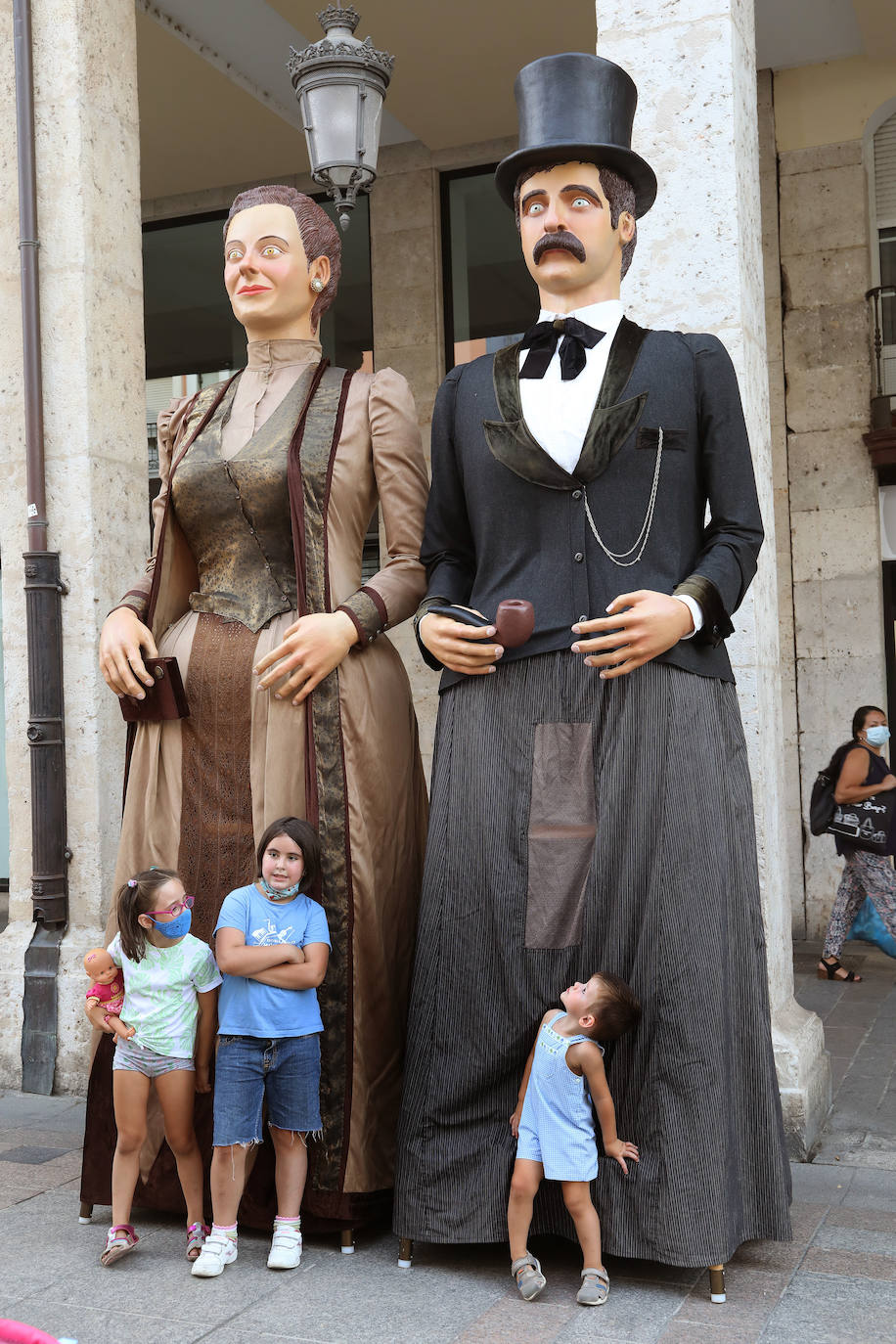 Fotos: Gigantones y cabezudos toman la Calle Mayor de Palencia