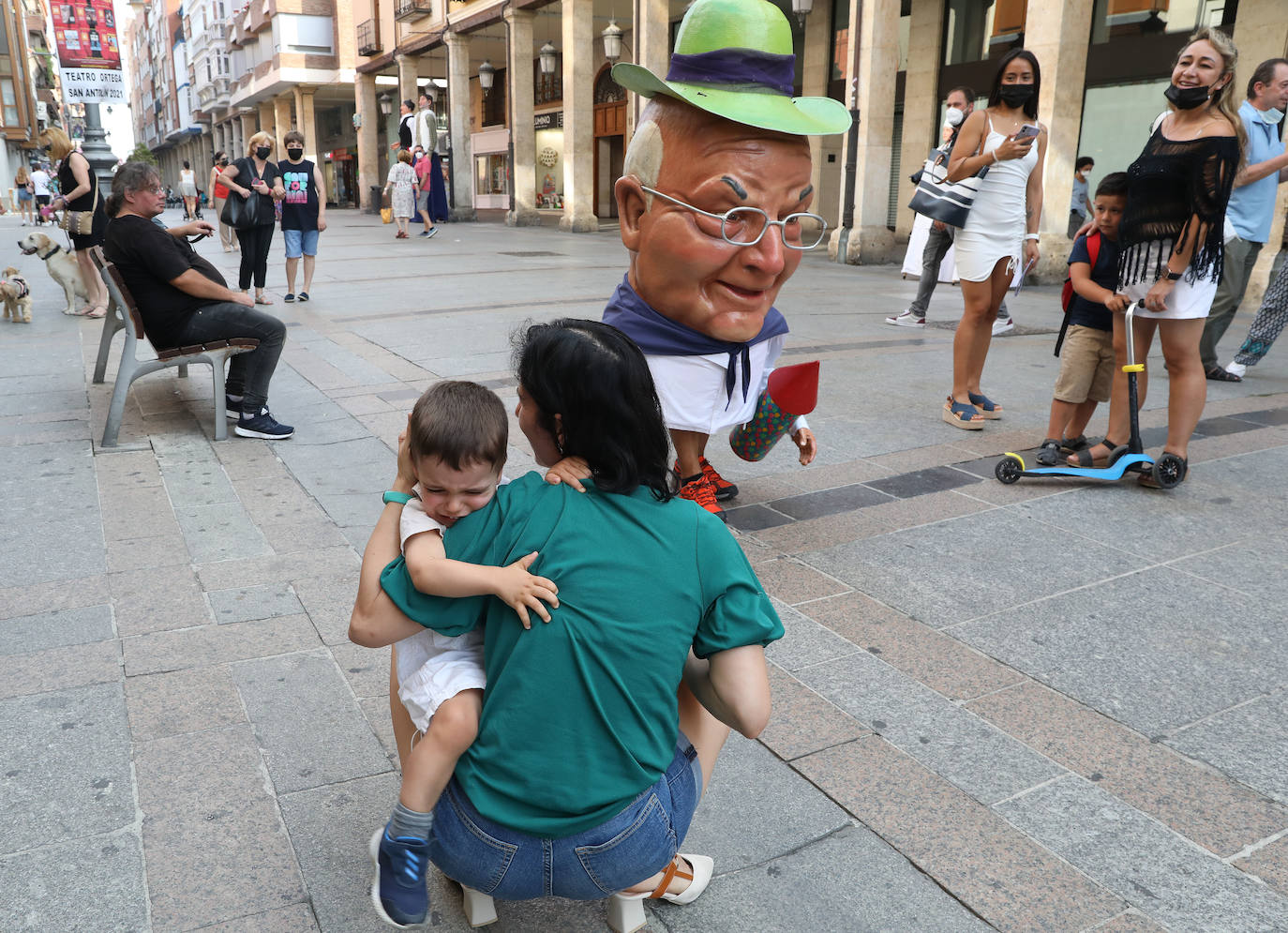 Fotos: Gigantones y cabezudos toman la Calle Mayor de Palencia