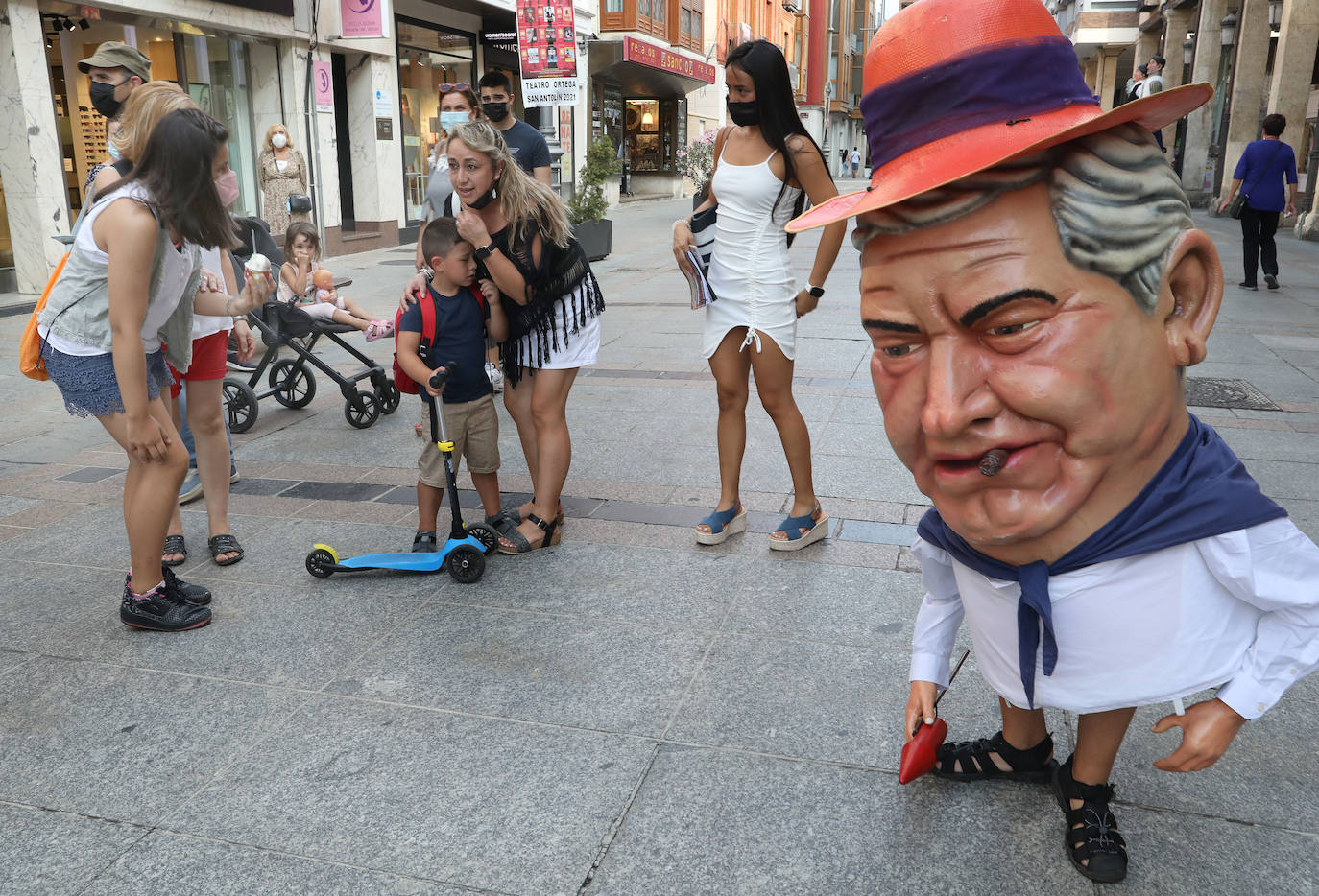 Fotos: Gigantones y cabezudos toman la Calle Mayor de Palencia