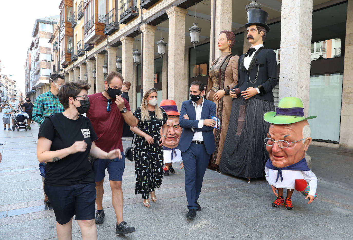 Fotos: Gigantones y cabezudos toman la Calle Mayor de Palencia