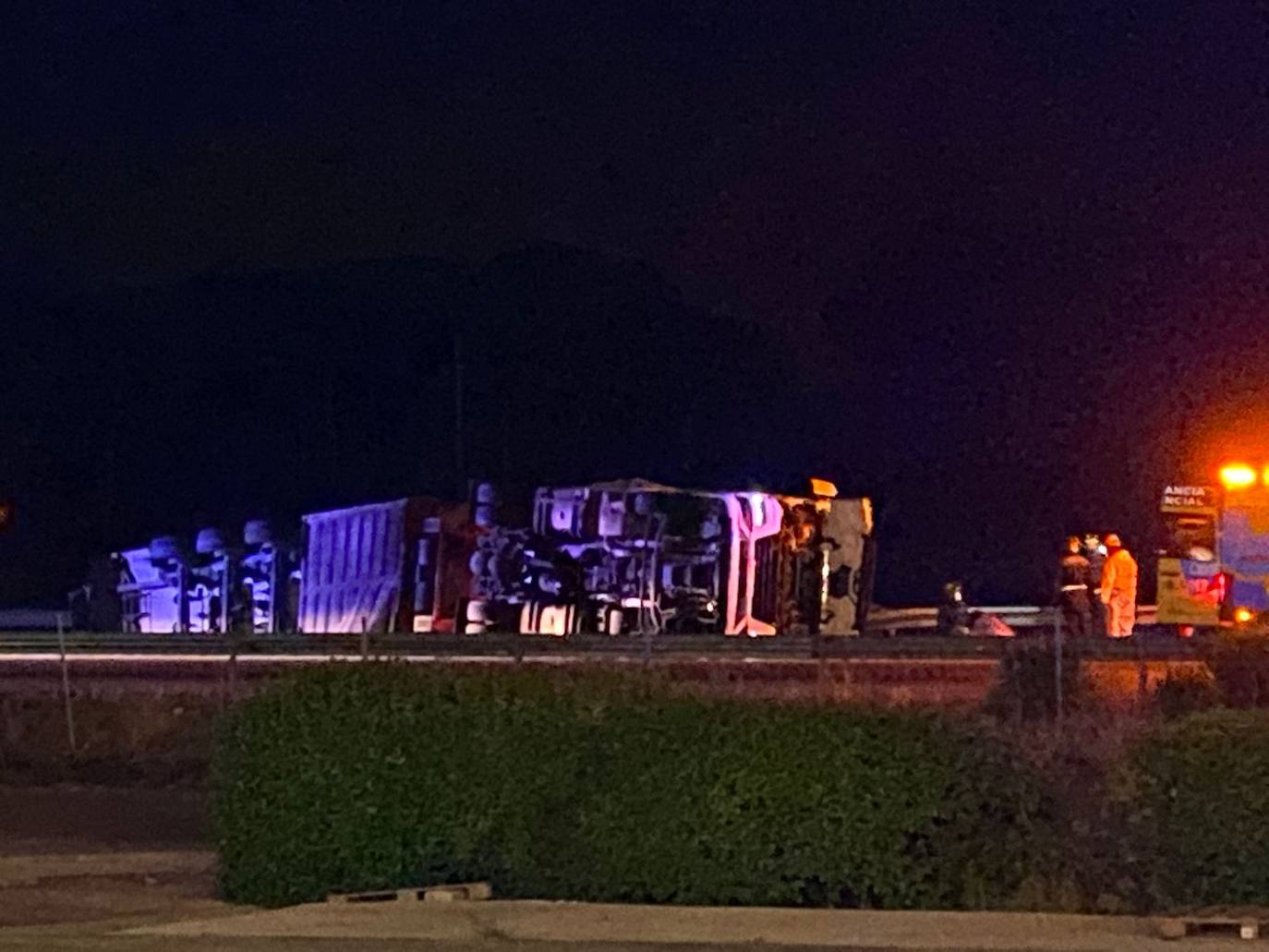 Accidente de un camión en la A-6 a la alttura de rueda.