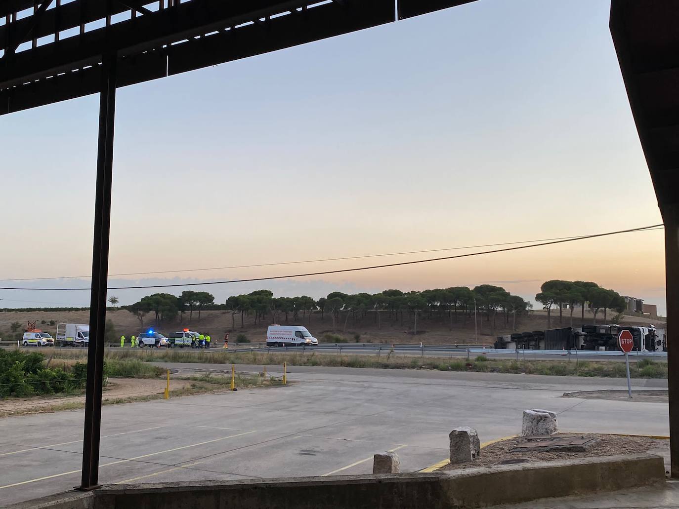 Accidente de un camión en la A-6 a la alttura de rueda.