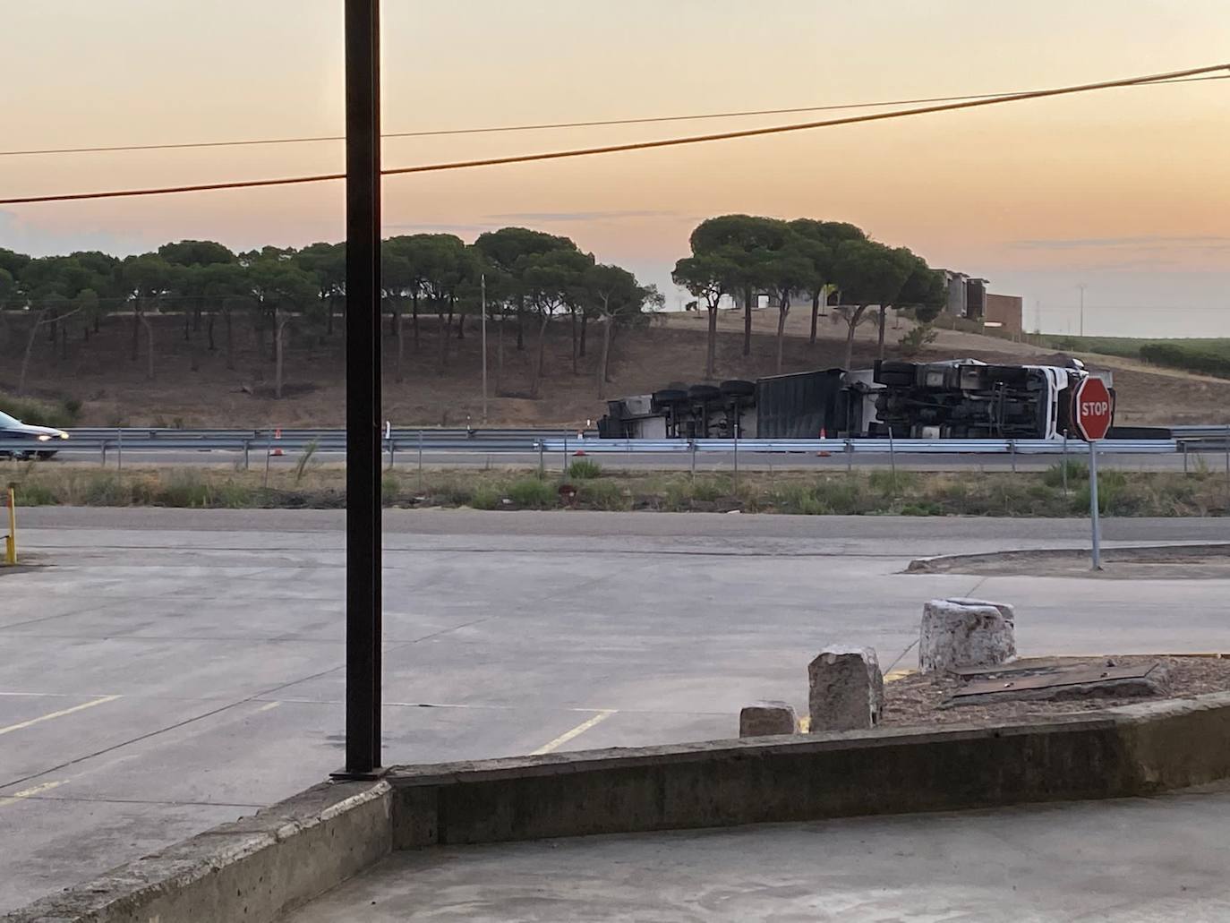 Accidente de un camión en la A-6 a la alttura de rueda.