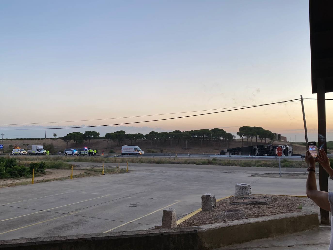 Accidente de un camión en la A-6 a la alttura de rueda.