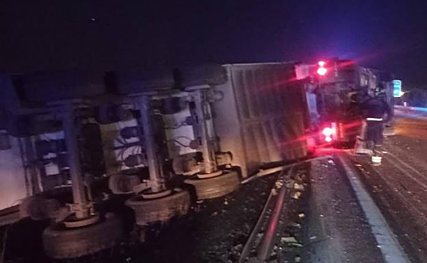 Estado en el que ha quedado el camión tras el vuelco.
