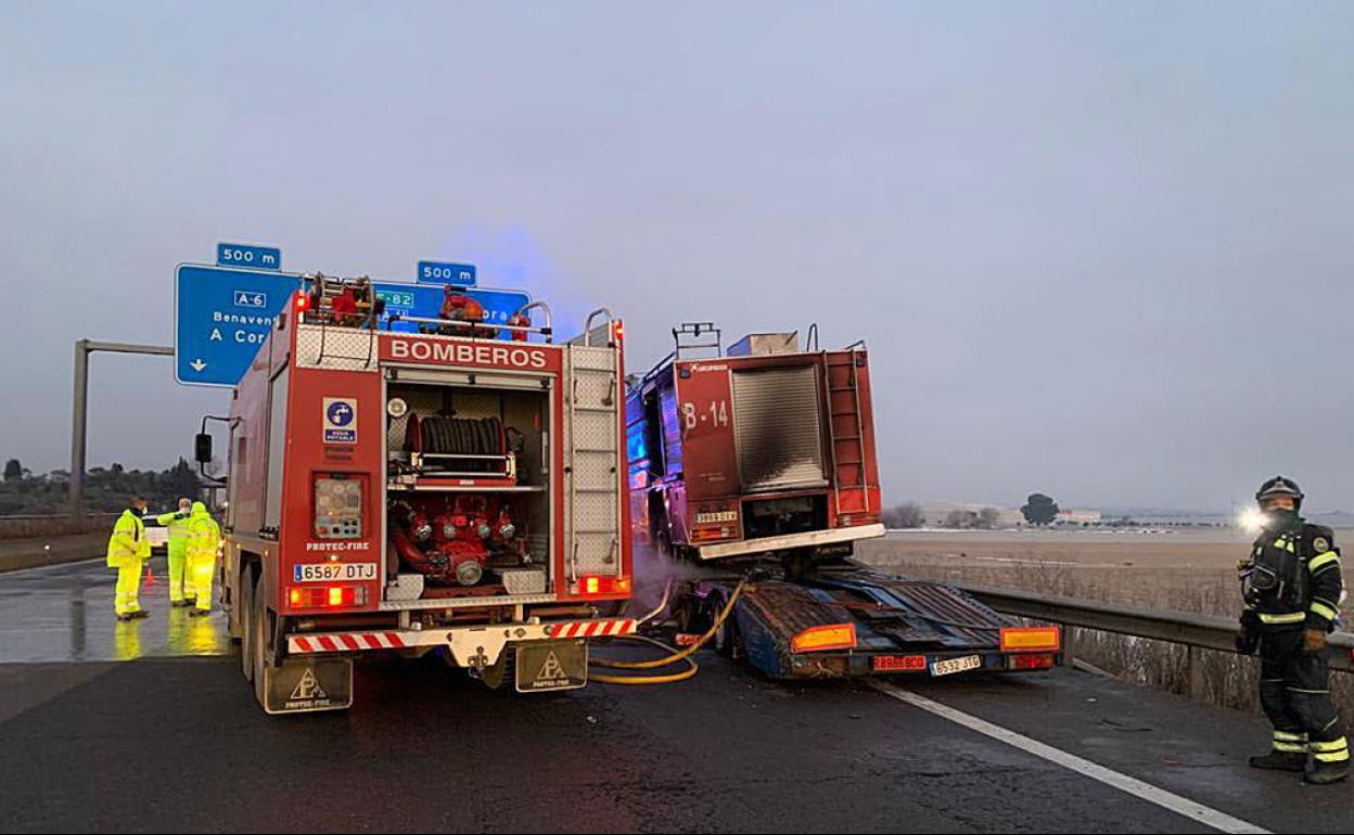 Bomberos de la Diputación de Valladolid intervienen en un accidente de tráfico en la Autovía de Castilla.