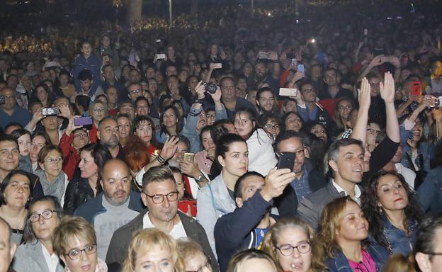 Asistentes al multitudinario concierto de Fangoria el día de San Antolín de 2019 en El Salón.