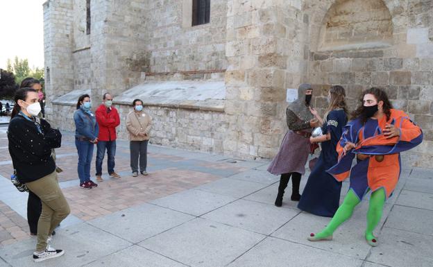 El Cid, doña Jimena y un bufón junto al público en una ruta histórica de 'Mira Palencia' 2020. 