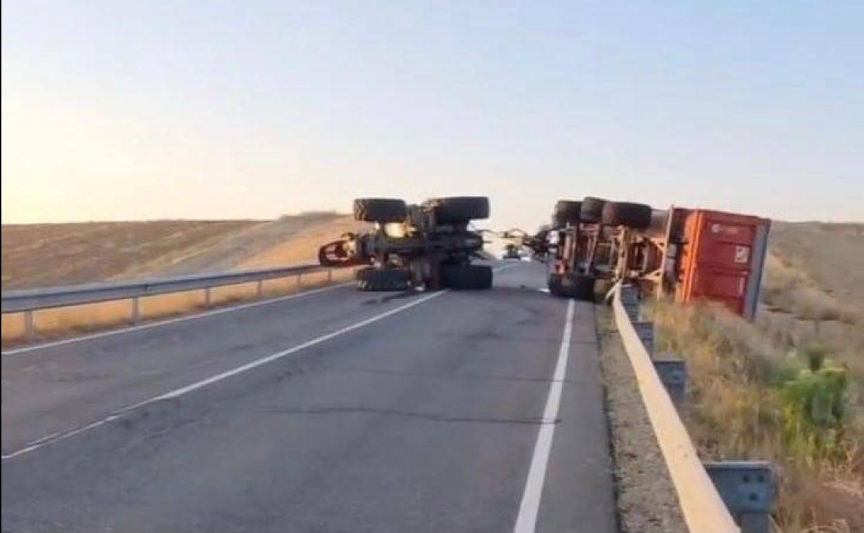 El tractor, en medio de la carretera tras volcar en la VA-801.