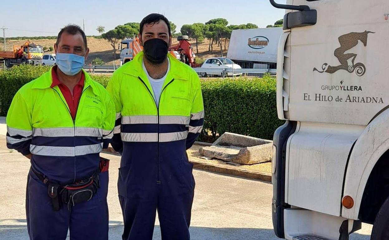 Jesús Mota y Álvaro Velasco, los dos empleados de la bodega Yllera que auxiliaron al conductor del camión accidentado. 