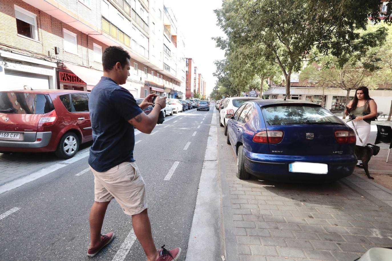 Fotos: Un conductor colisiona con más de veinte coches aparcados en el barrio vallisoletano de La Rondilla y se da a la fuga