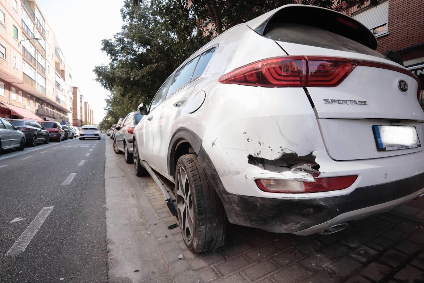 Fotos: Un conductor colisiona con más de veinte coches aparcados en el barrio vallisoletano de La Rondilla y se da a la fuga