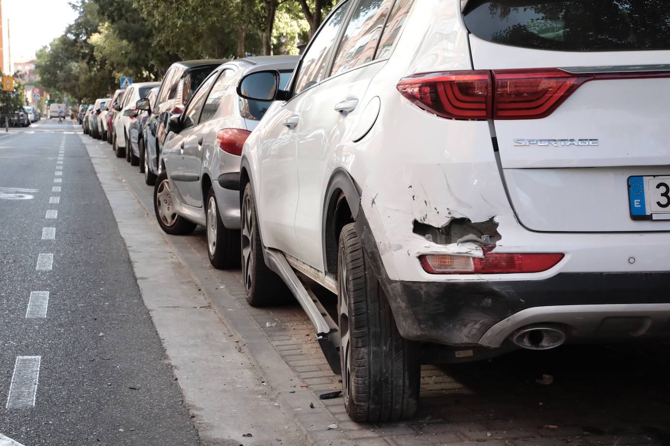 Fotos: Un conductor colisiona con más de veinte coches aparcados en el barrio vallisoletano de La Rondilla y se da a la fuga