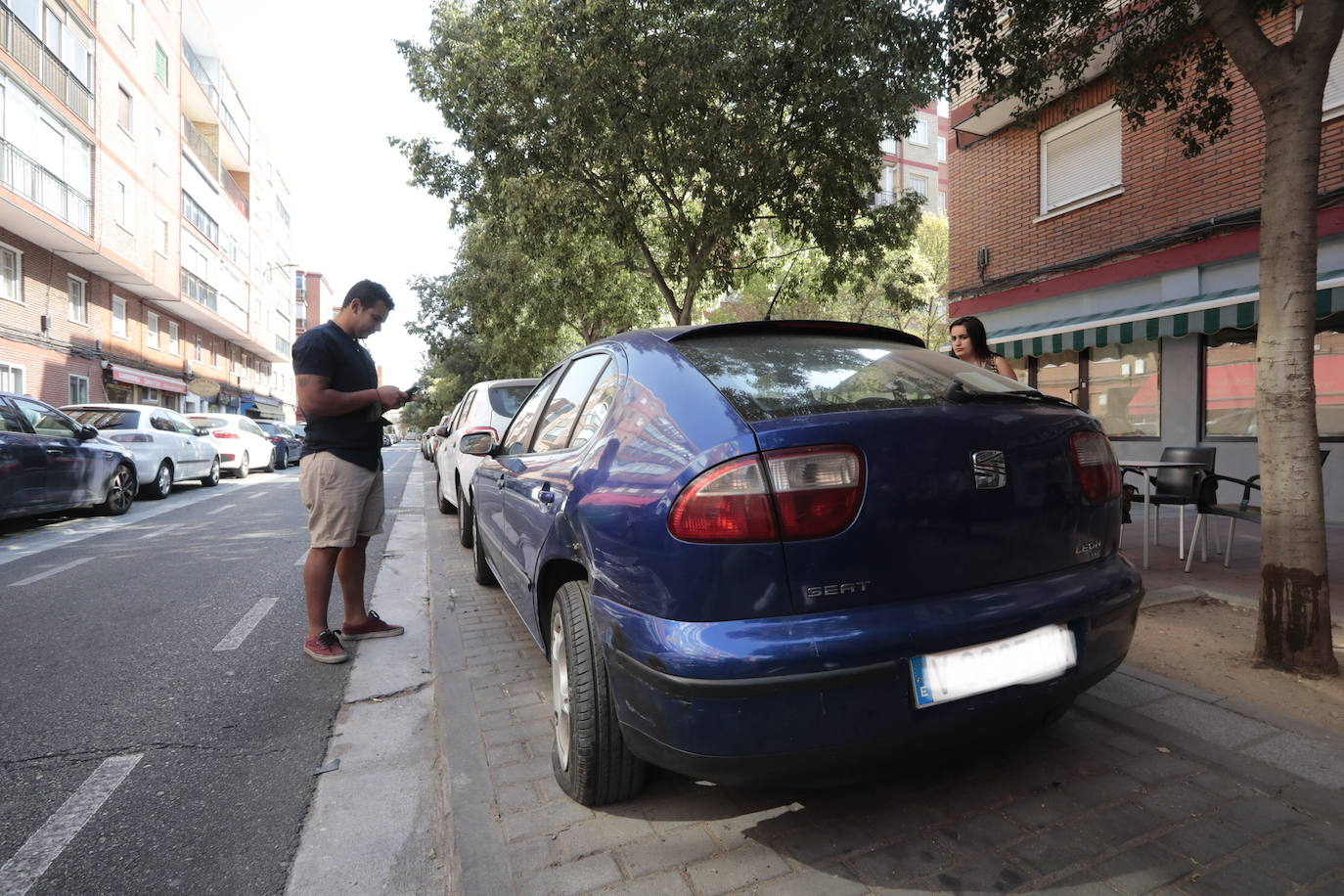 Fotos: Un conductor colisiona con más de veinte coches aparcados en el barrio vallisoletano de La Rondilla y se da a la fuga