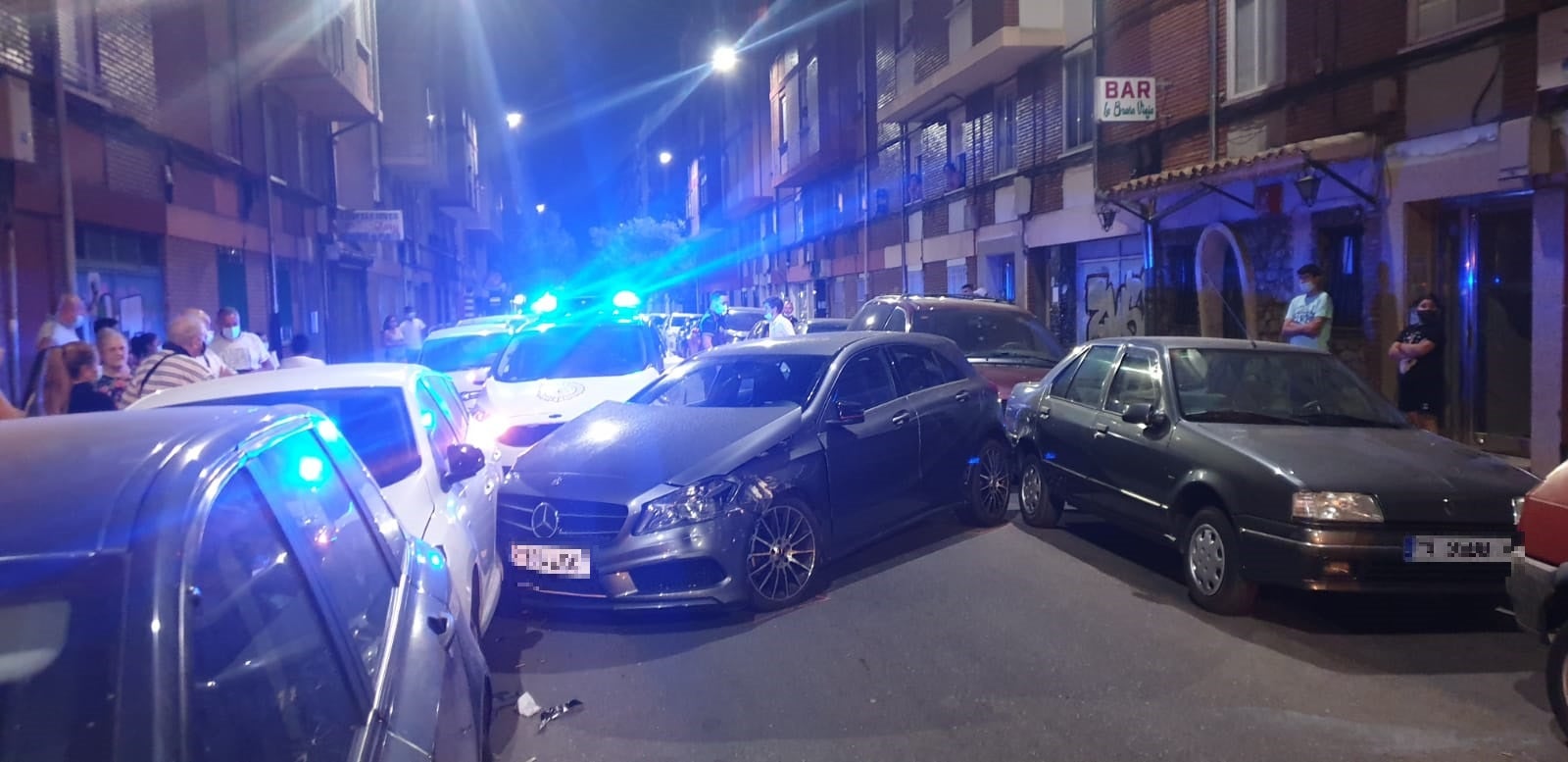 Fotos: Un conductor colisiona con más de veinte coches aparcados en el barrio vallisoletano de La Rondilla y se da a la fuga