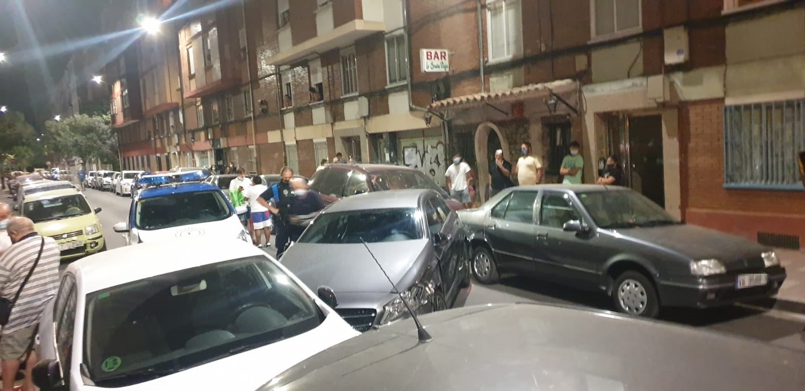 Fotos: Un conductor colisiona con más de veinte coches aparcados en el barrio vallisoletano de La Rondilla y se da a la fuga