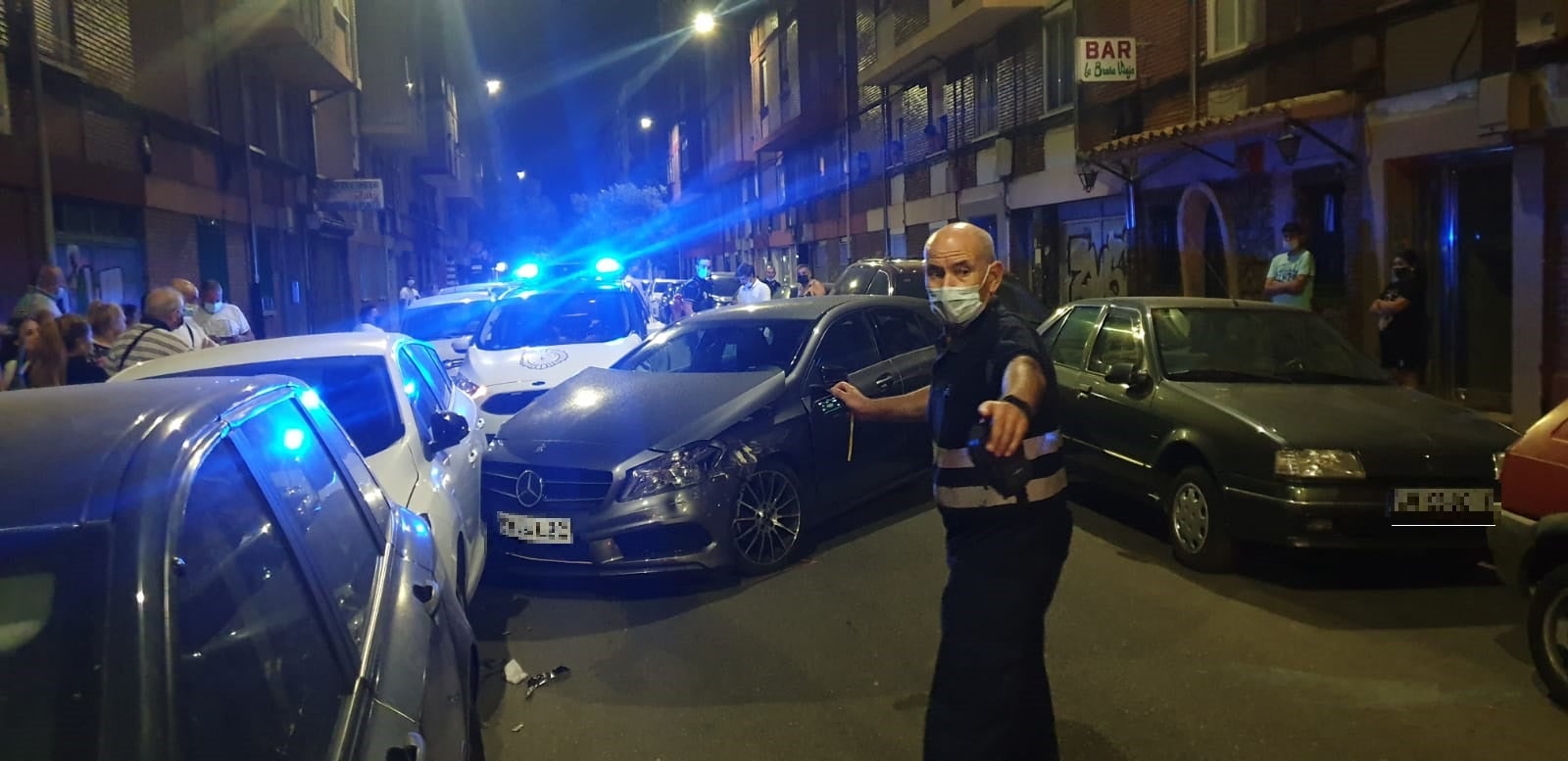 Fotos: Un conductor colisiona con más de veinte coches aparcados en el barrio vallisoletano de La Rondilla y se da a la fuga