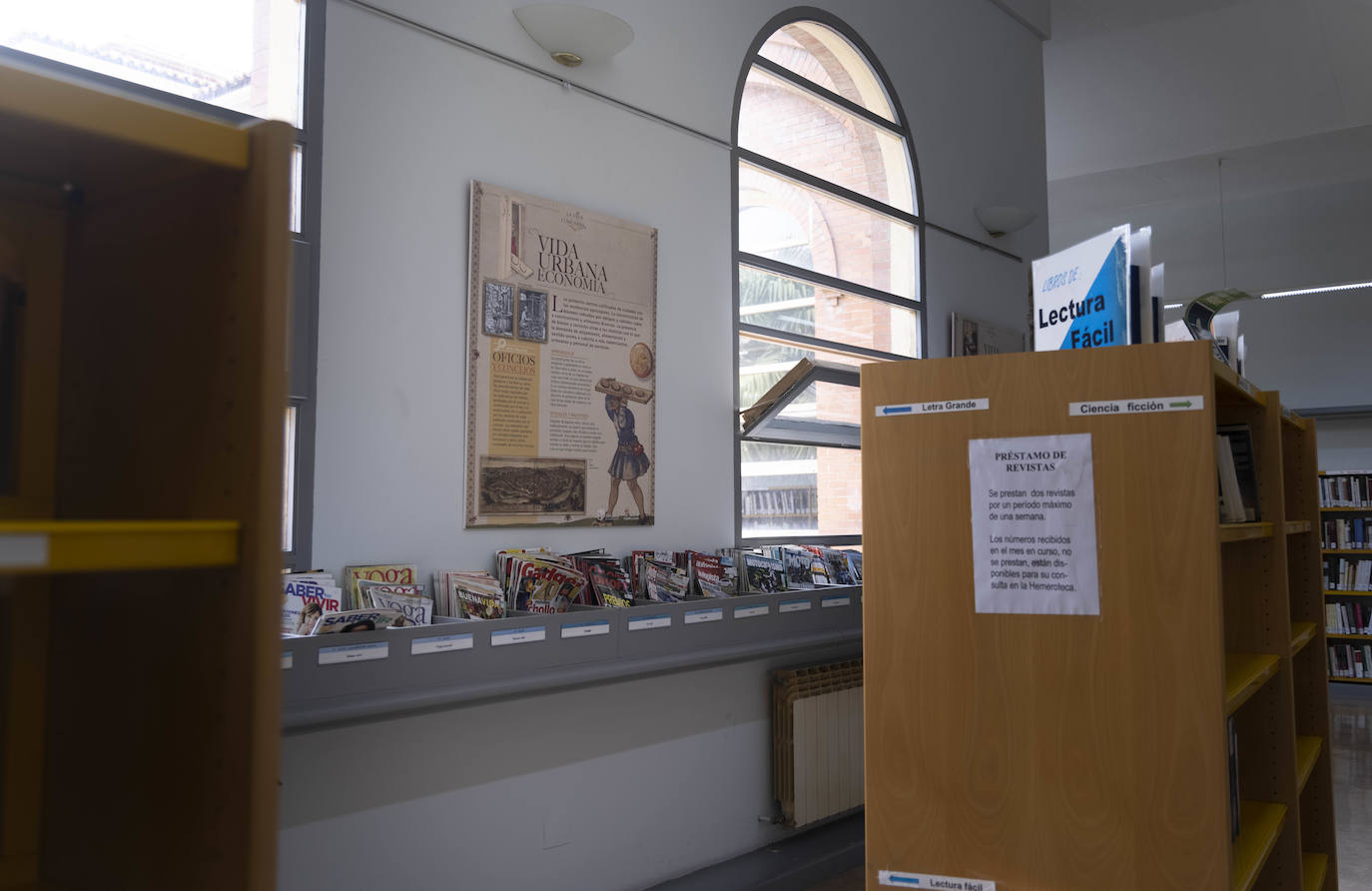 Panel explicativo de la exposición, en la sala de narrativa de la biblioteca.