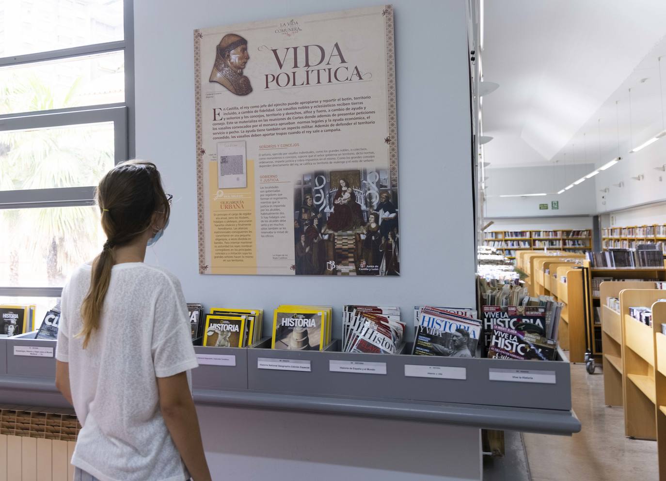 Panel explicativo de la exposición, en la sala de narrativa de la biblioteca.