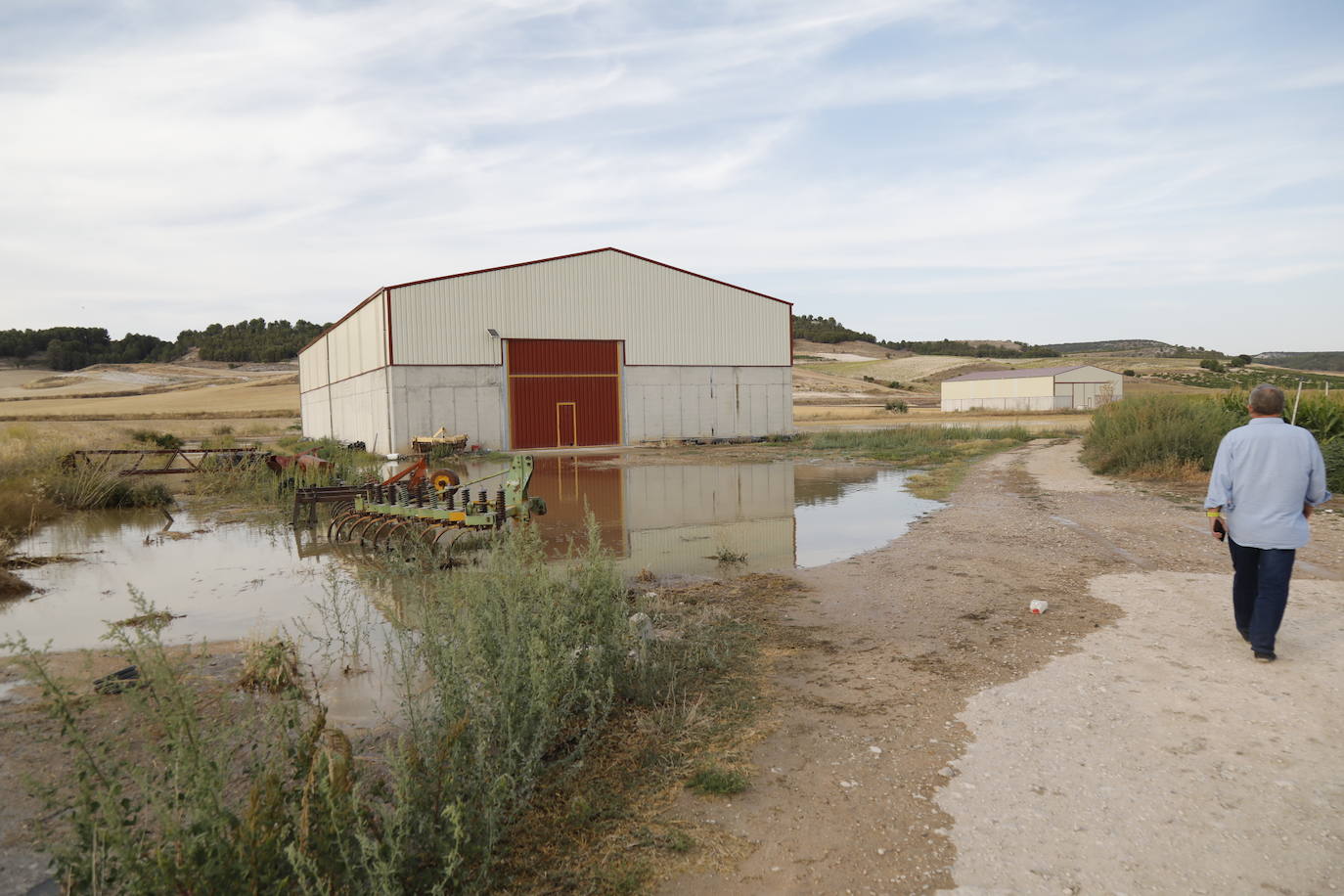 Estado de la zona afectada tras el reventón de una tubería en el canal de Riaza, en Valbuena de Duero.