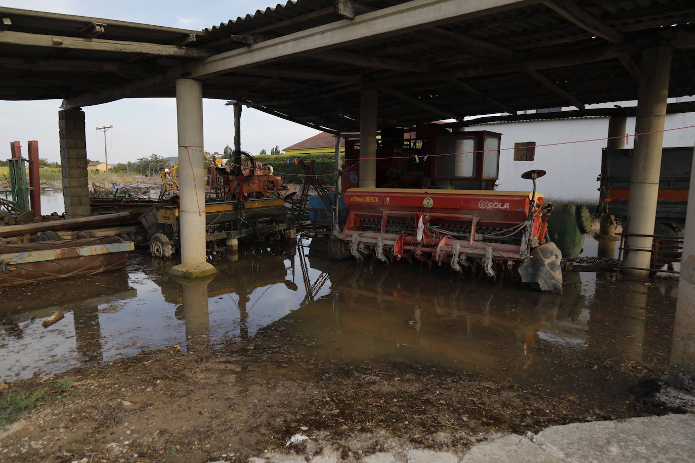 Estado de la zona afectada tras el reventón de una tubería en el canal de Riaza, en Valbuena de Duero.