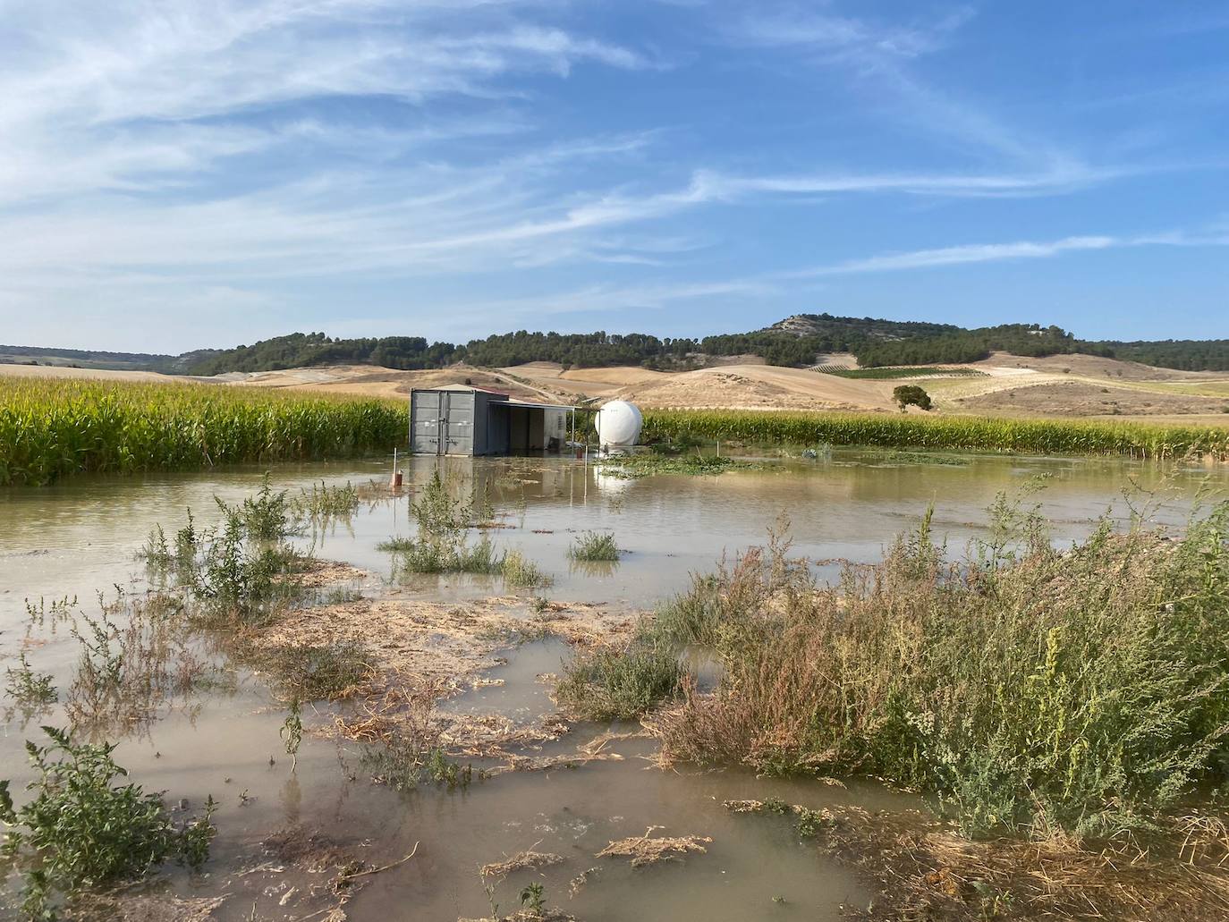 Estado de la zona afectada tras el reventón de una tubería en el canal de Riaza, en Valbuena de Duero.
