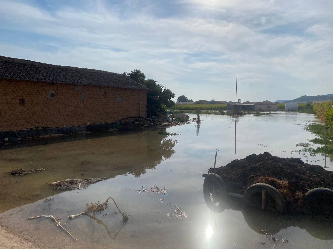 Estado de la zona afectada tras el reventón de una tubería en el canal de Riaza, en Valbuena de Duero.