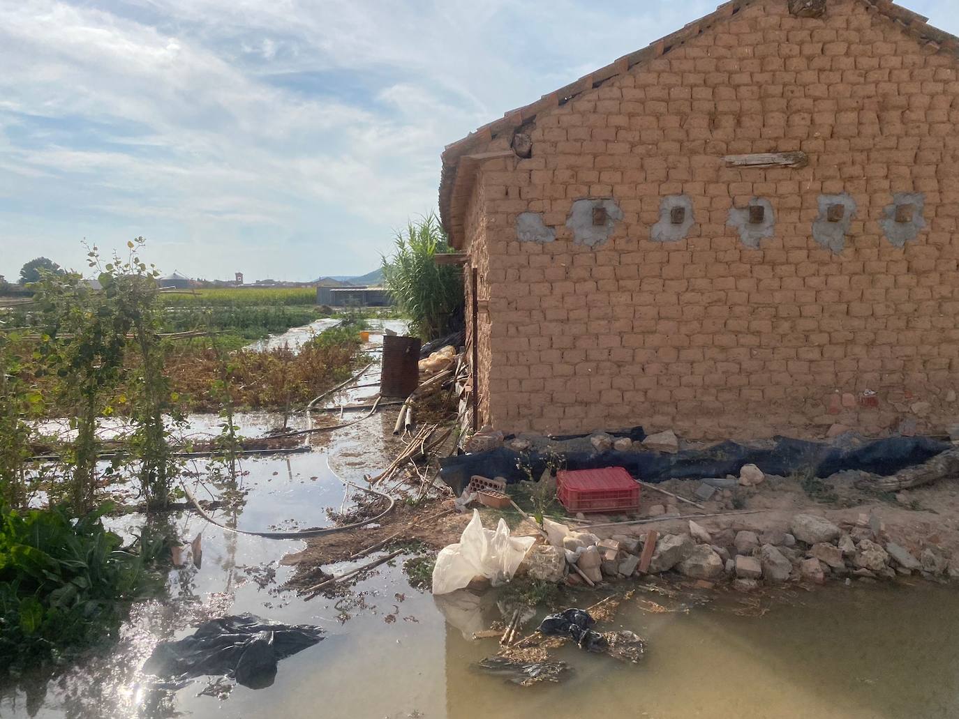 Estado de la zona afectada tras el reventón de una tubería en el canal de Riaza, en Valbuena de Duero.