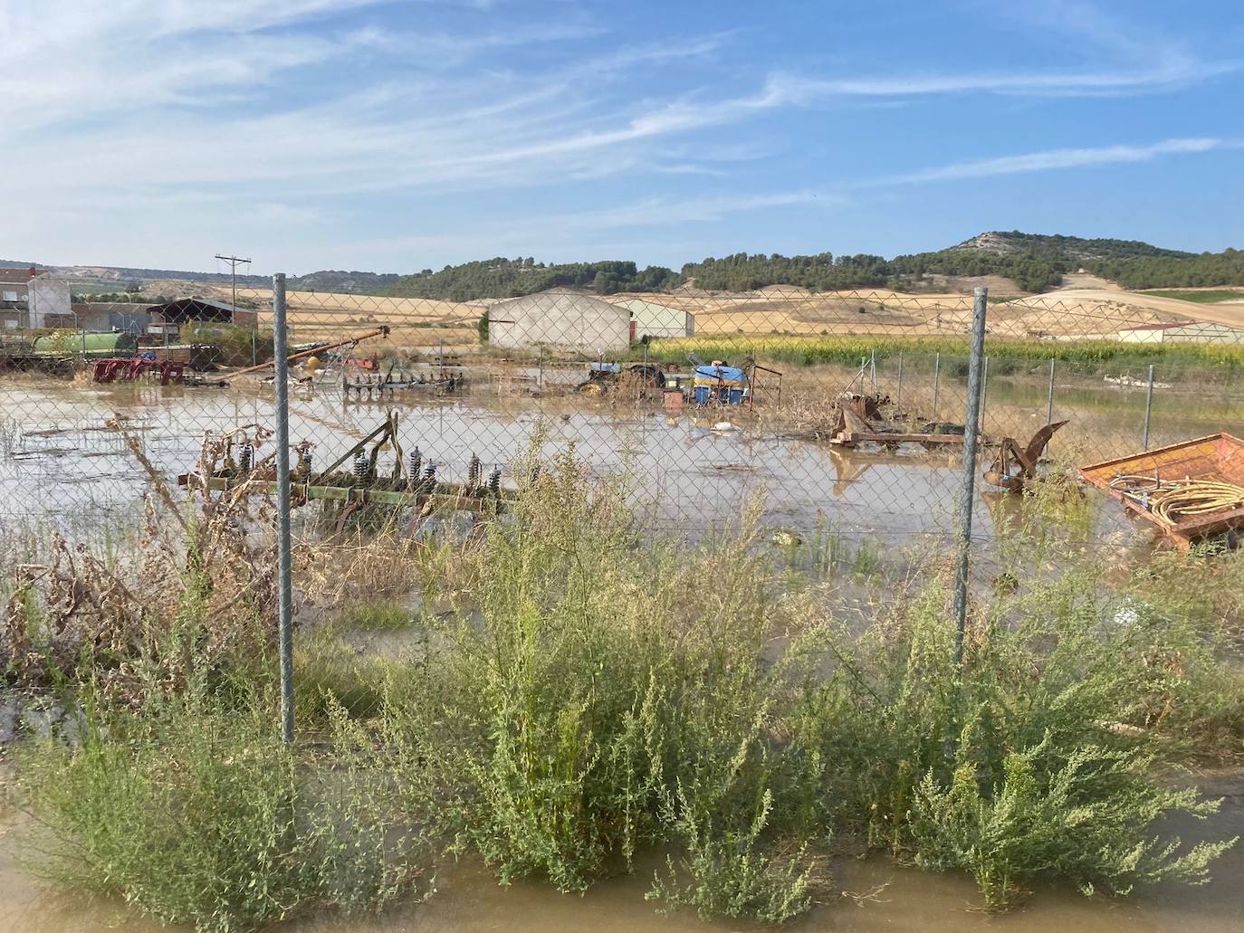 Estado de la zona afectada tras el reventón de una tubería en el canal de Riaza, en Valbuena de Duero.