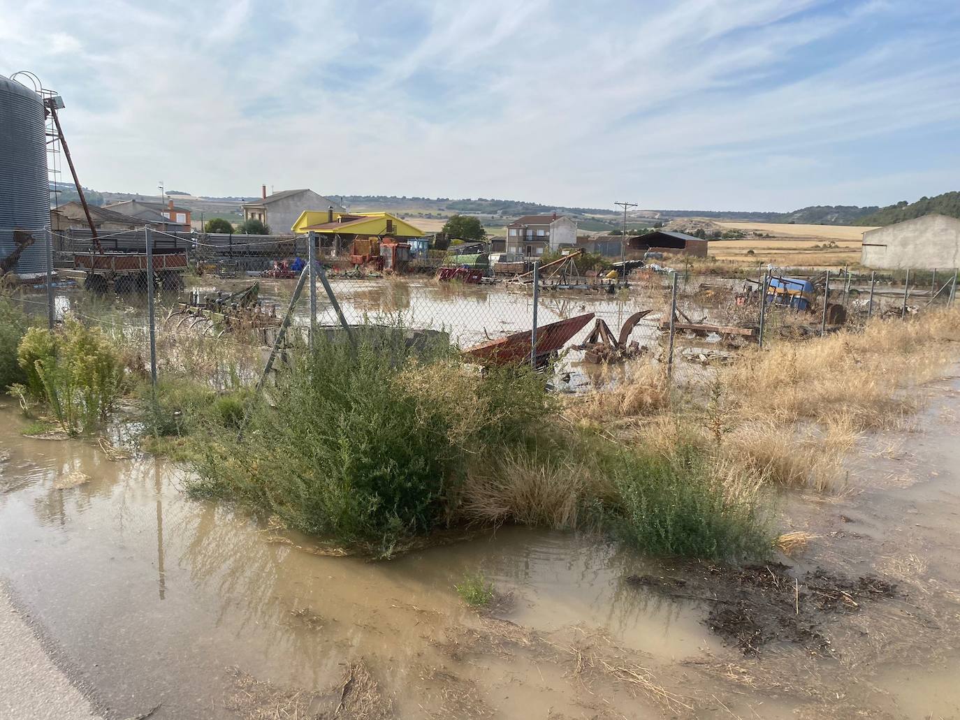 Estado de la zona afectada tras el reventón de una tubería en el canal de Riaza, en Valbuena de Duero.