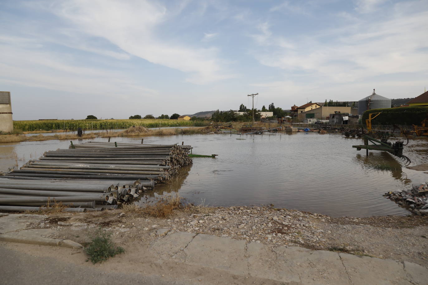 Estado de la zona afectada tras el reventón de una tubería en el canal de Riaza, en Valbuena de Duero.
