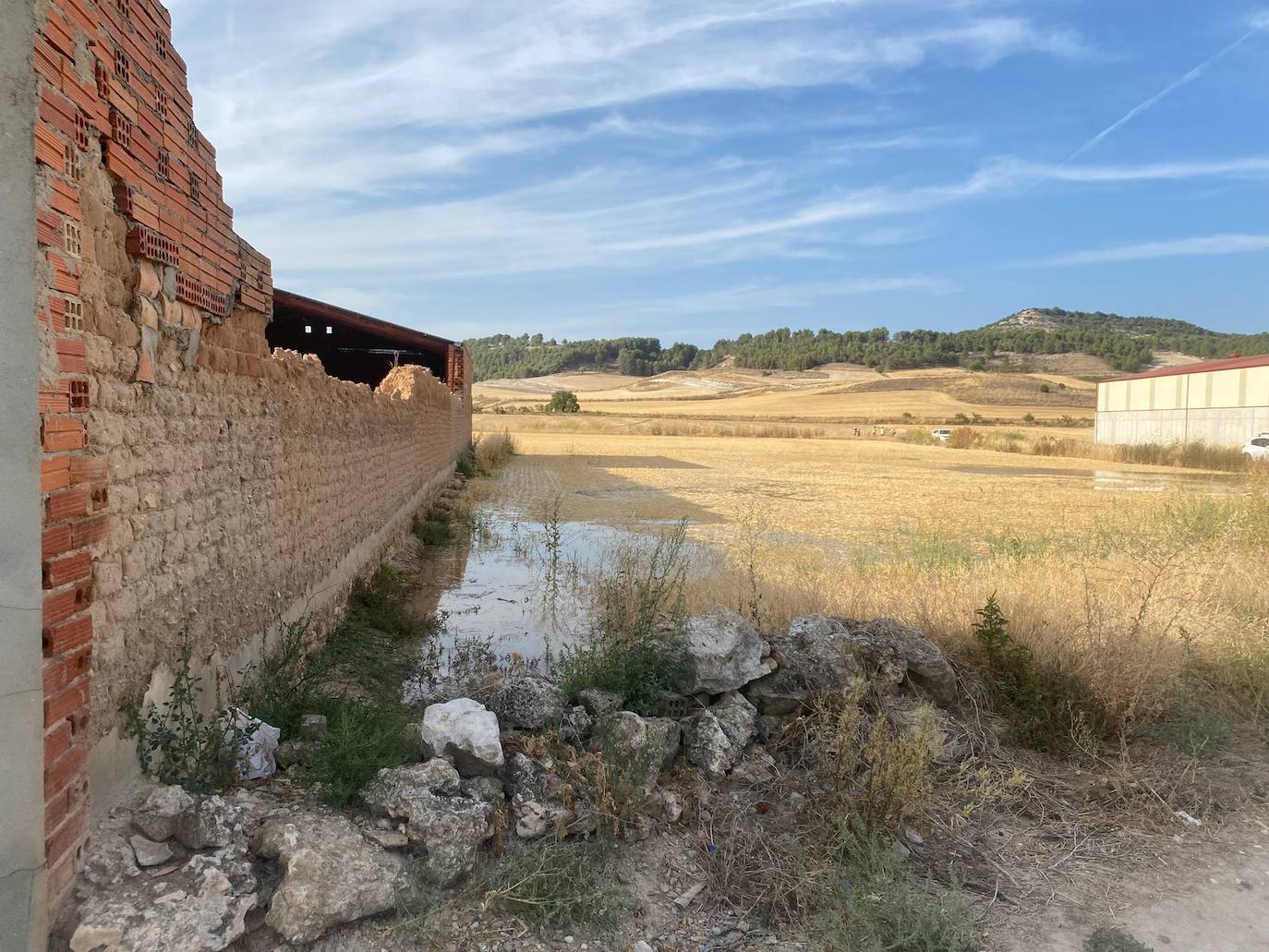 Estado de la zona afectada tras el reventón de una tubería en el canal de Riaza, en Valbuena de Duero.