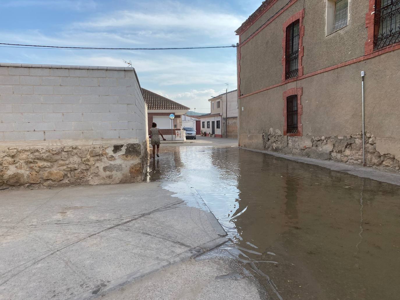 Estado de la zona afectada tras el reventón de una tubería en el canal de Riaza, en Valbuena de Duero.