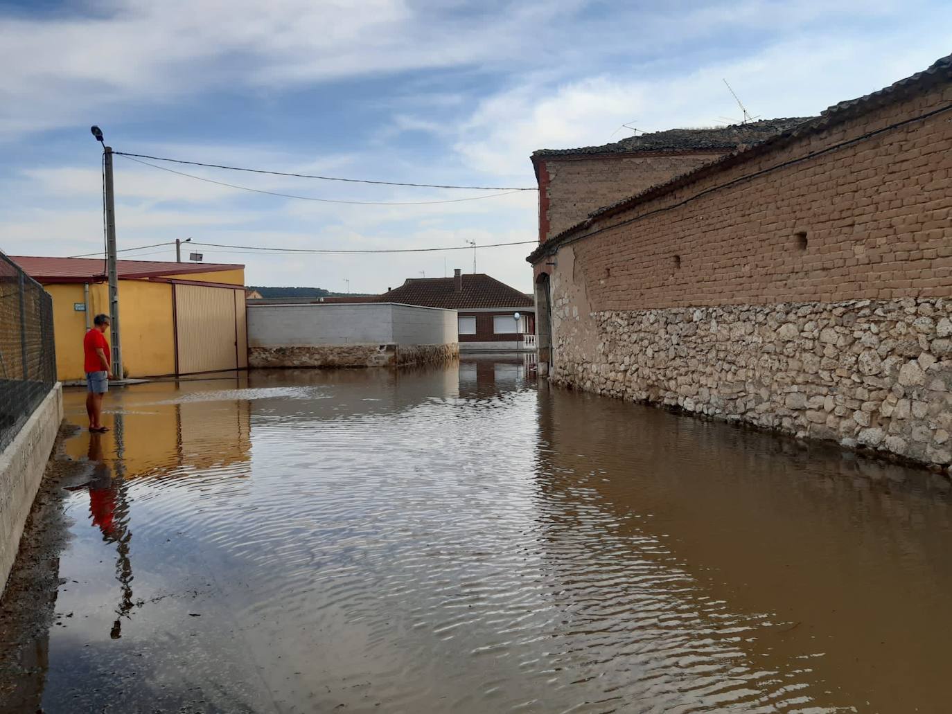 Estado de la zona afectada tras el reventón de una tubería en el canal de Riaza, en Valbuena de Duero.