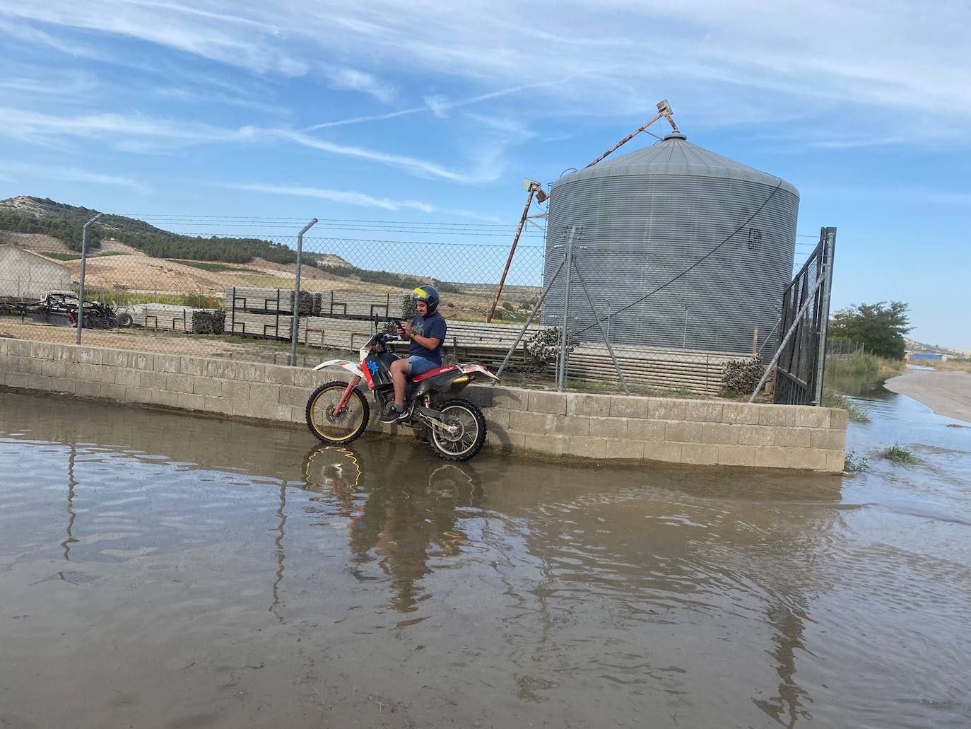 Estado de la zona afectada tras el reventón de una tubería en el canal de Riaza, en Valbuena de Duero.
