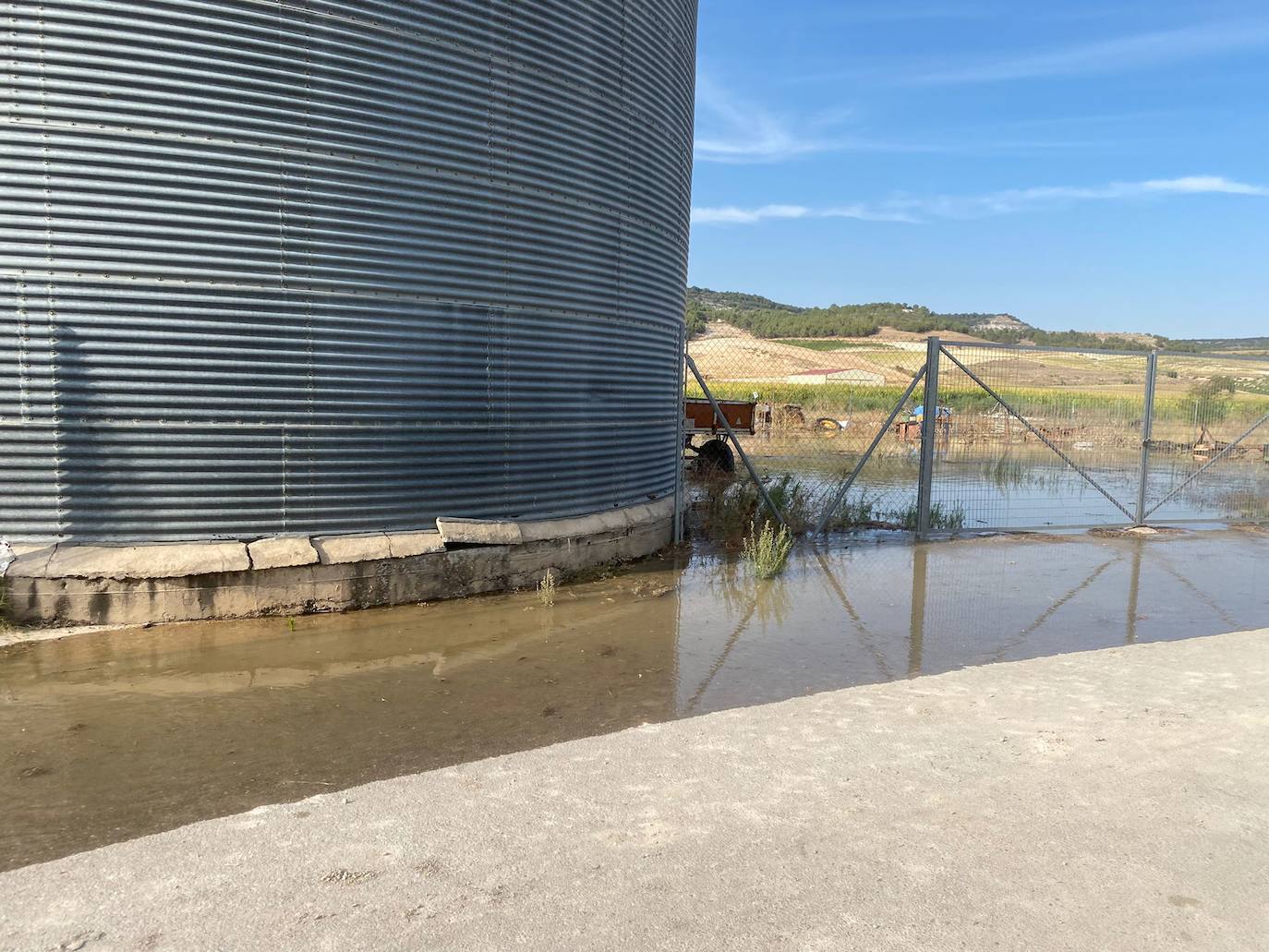 Estado de la zona afectada tras el reventón de una tubería en el canal de Riaza, en Valbuena de Duero.