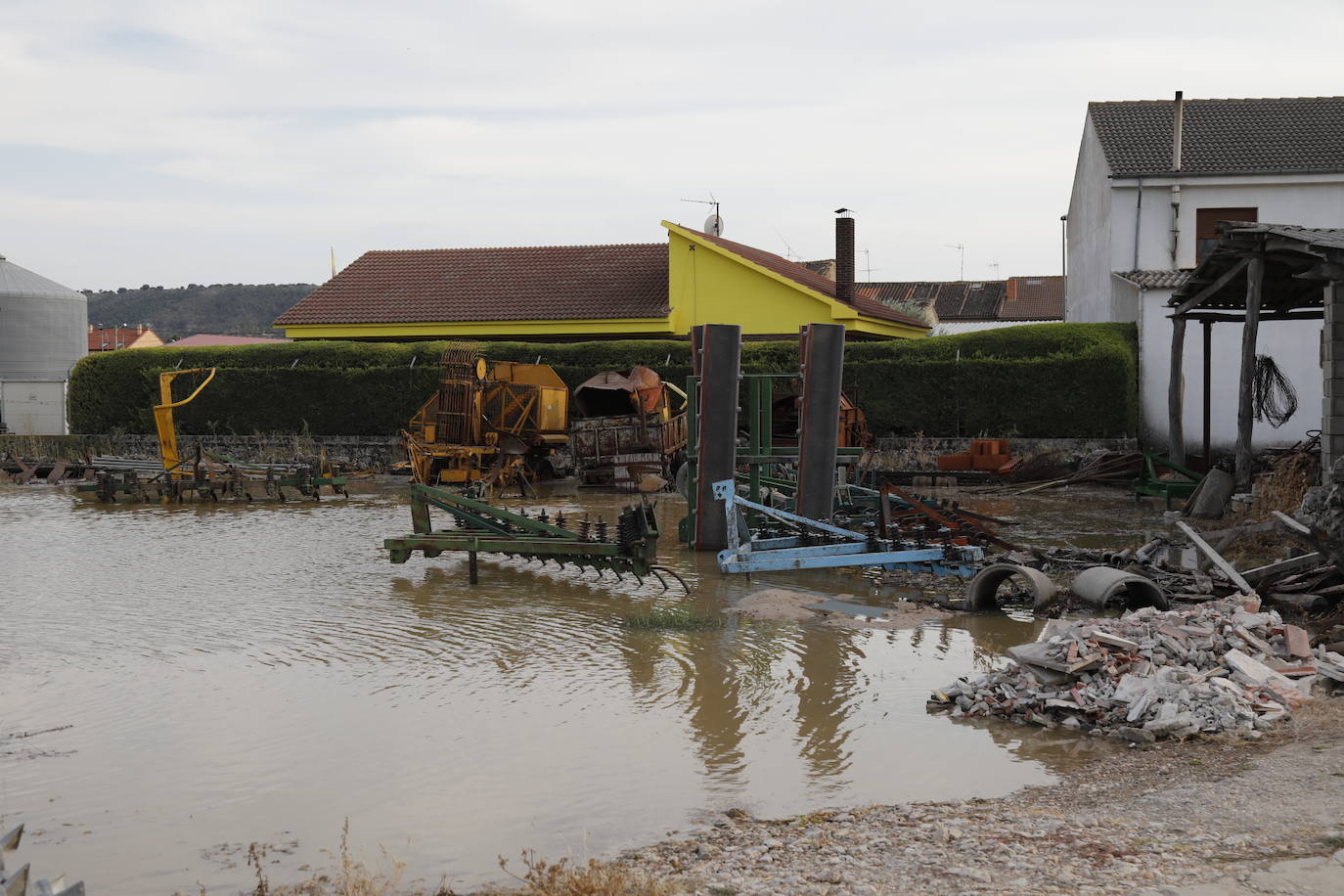 Estado de la zona afectada tras el reventón de una tubería en el canal de Riaza, en Valbuena de Duero.