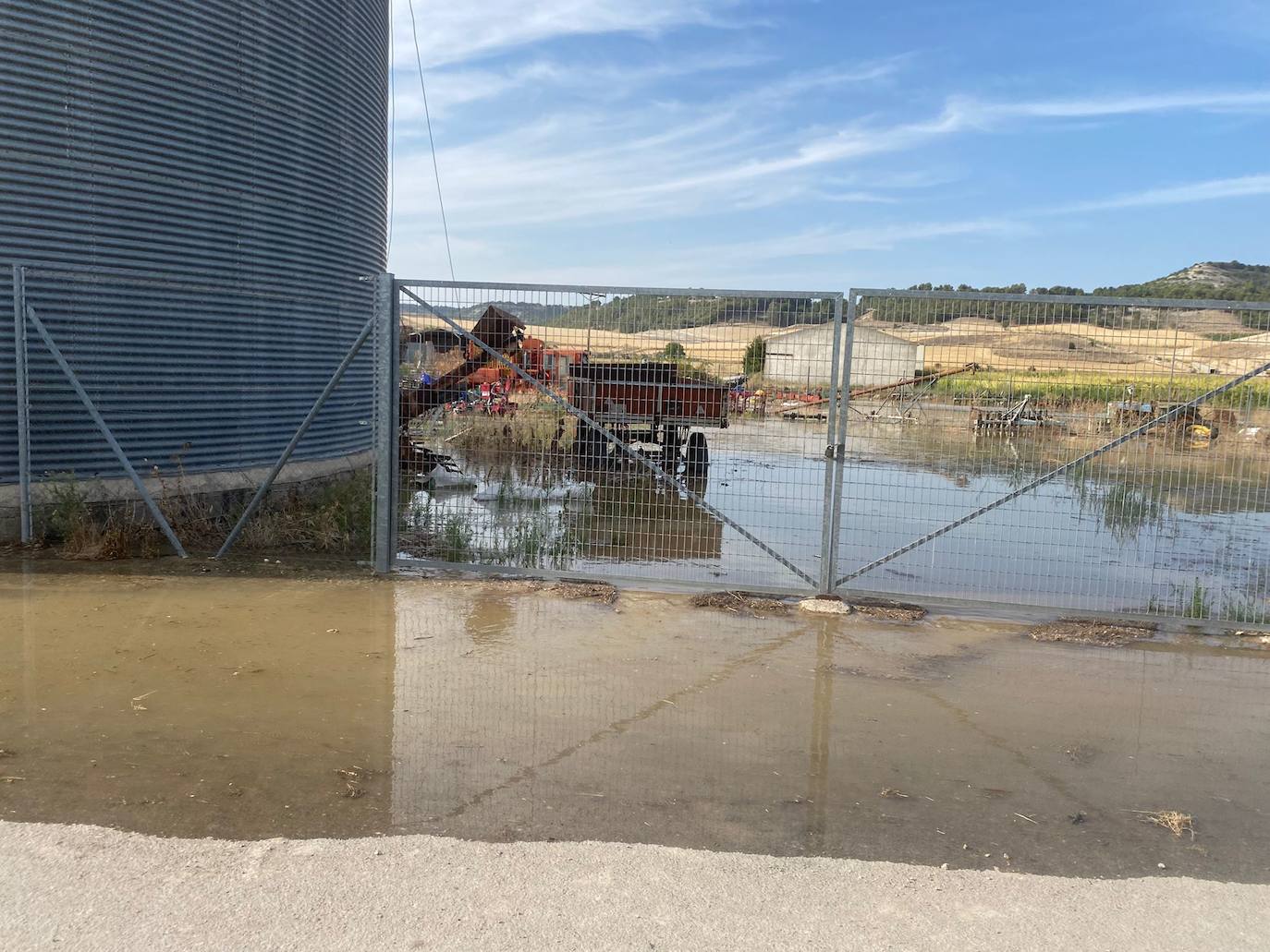 Estado de la zona afectada tras el reventón de una tubería en el canal de Riaza, en Valbuena de Duero.