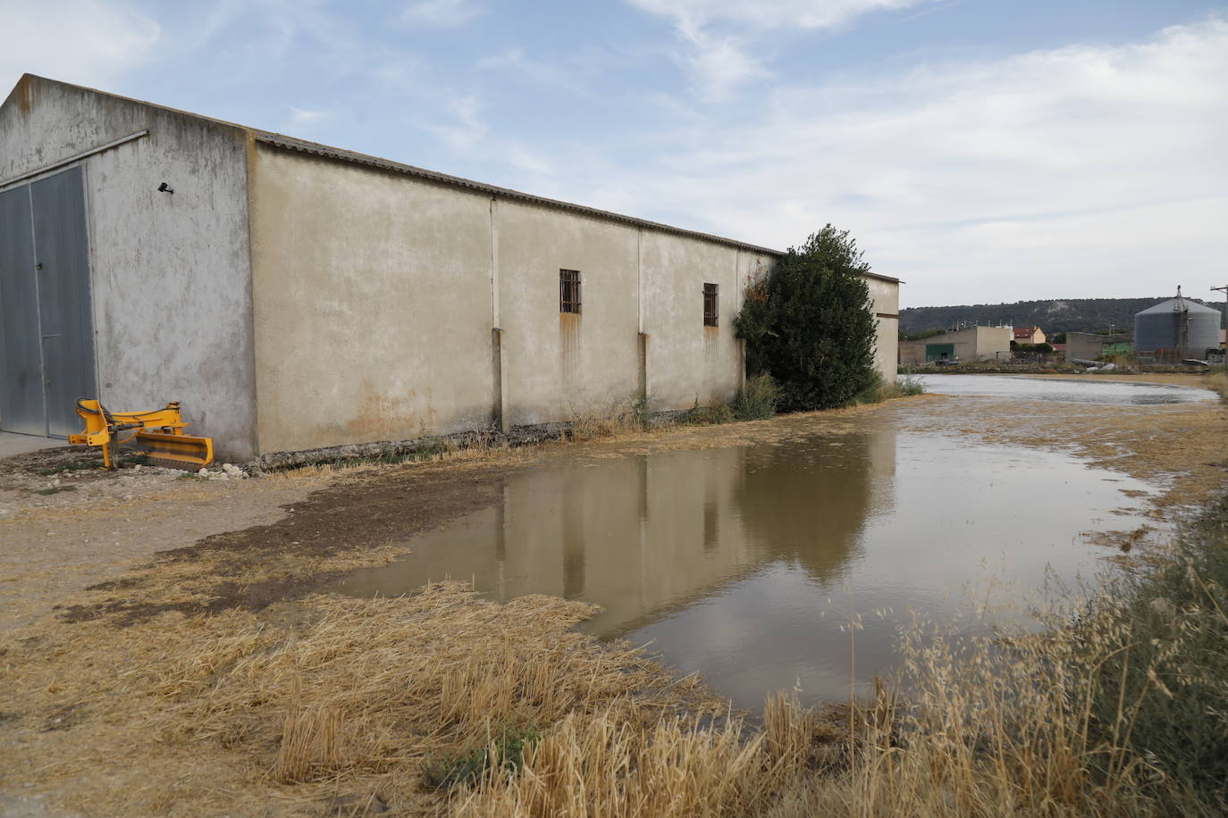 Estado de la zona afectada tras el reventón de una tubería en el canal de Riaza, en Valbuena de Duero.