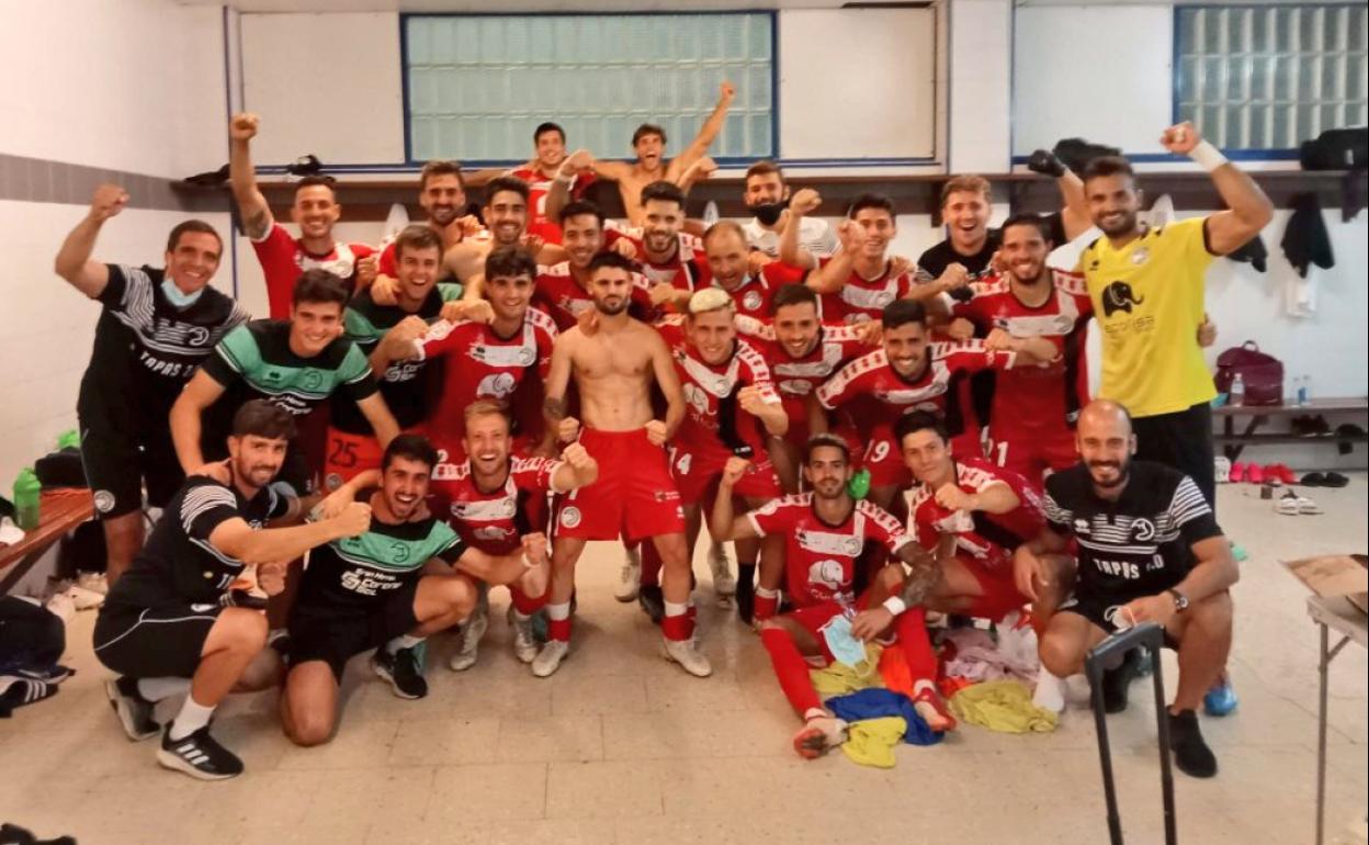 Los jugadores de Unionistas celebran la victoria ante el Racing de Ferrol. 