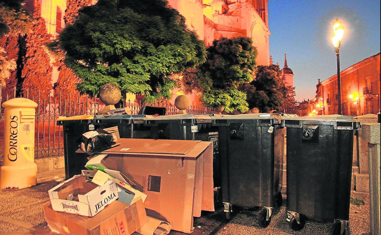 Contenedores de 'quita y pon' junto a la Catedral, anoche. 