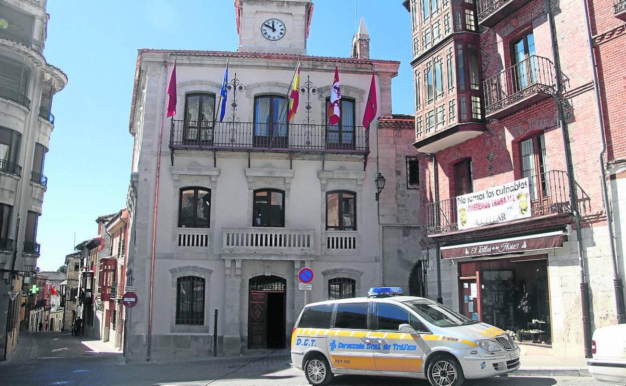 Policía Local de Cuéllar a las puertas del Ayuntamiento de la villa. 