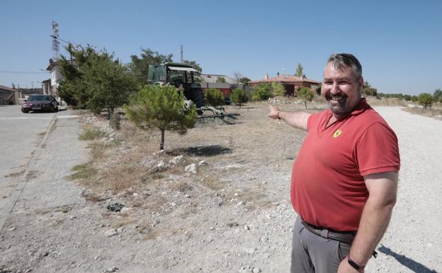 Eduardo Benito señala el terreno de la construcción.