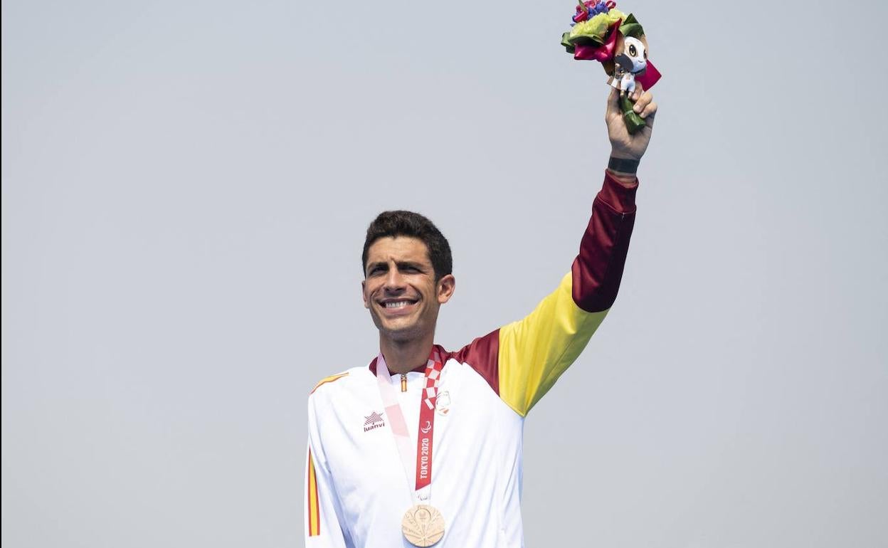 Álex Sánchez Palomero posa en el podio con su bronce. 