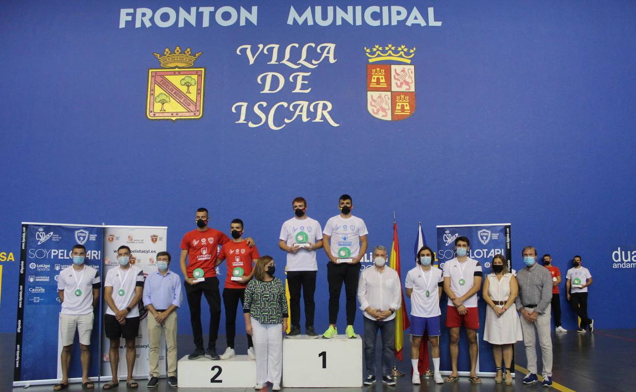 Podio de la final europea de mano pareja en el frontón municipal de Íscar 