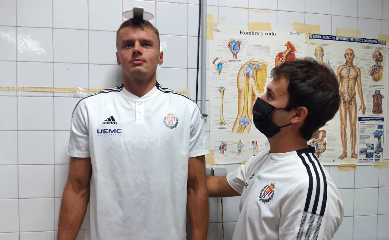 Un miembro del club mide la talla de Puidet durante los reconocimientos. 