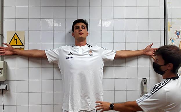 Juan García-Abril mide su envergadura. 